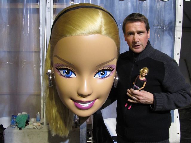 Création de la plus Grande Perruque du Monde par Laurent Caille, Barbie Géante