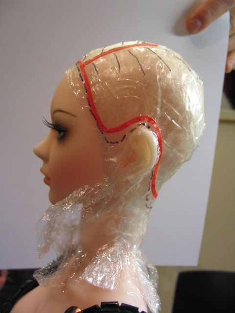 Prise d'empreinte sur-mesure pour fabrication d'une perruque poupée. Commande Haute-Couture.