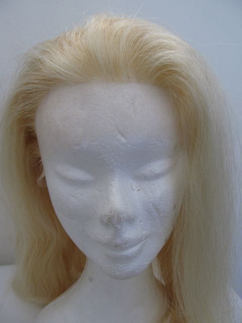 Création d'une perruque sur-mesure en cheveux pour un musée international, célèbre personnage féminin.