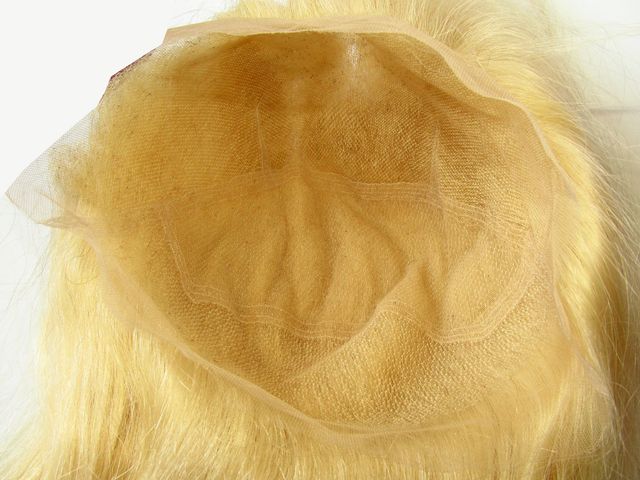 Création d'une perruque sur-mesure en cheveux pour un musée international, célèbre personnage féminin. (intérieur)