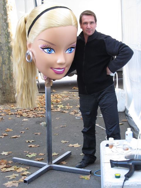 Création de La Plus Grande Perruque du Monde pour une poupée Barbie de 5 mètres de haut.