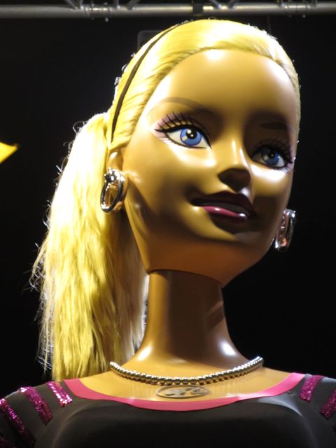 Création de La Plus Grande Perruque du Monde pour une poupée Barbie de 5 mètres de haut.