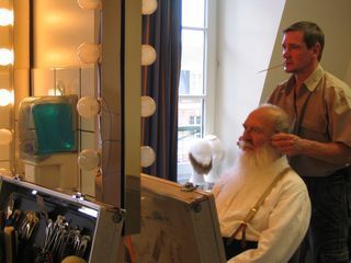 Laurent Caille en pose de barbe sur Jean-Pierre Marielle, Darwin, de Philippe Tourancheau