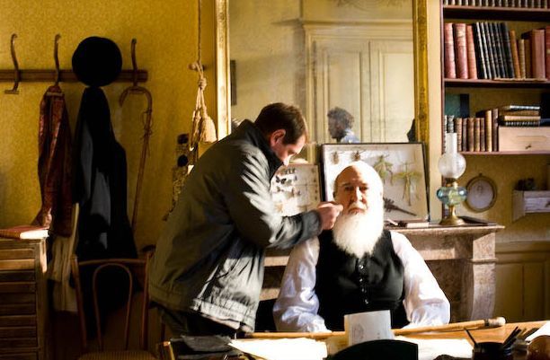 Laurent Caille en raccord de barbe en plateau sur Jean-Pierre Marielle, Darwin, de Philippe Tourancheau