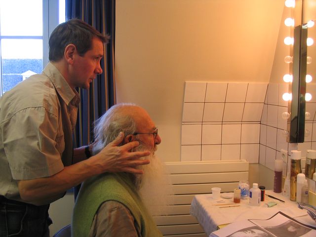 Laurent Caille en pose de barbe sur Jean-Pierre Marielle, Darwin, de Philippe Tourancheau