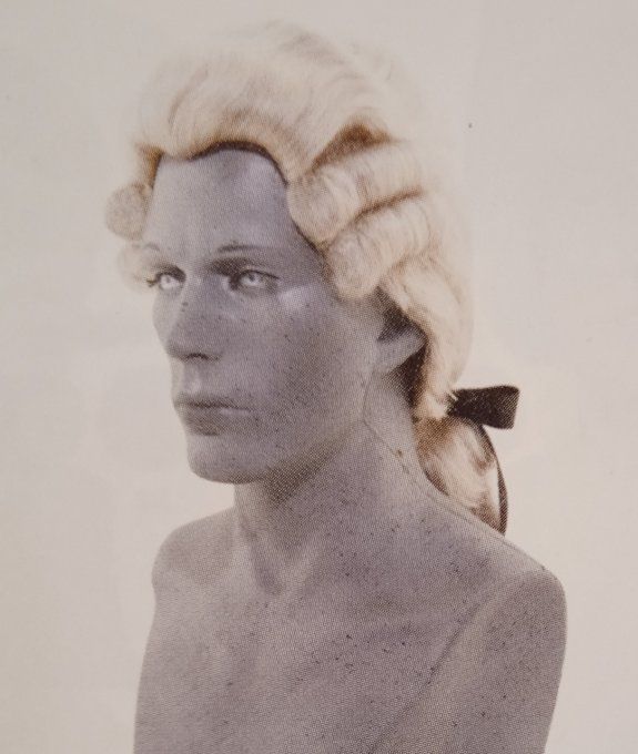 Perruque Louis XV (et XVI) synthétique avec 2 marteaux et catogan